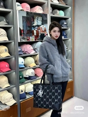 1102 -  Túi MLB Tote Diamond Monogram Jacquard New York Yankees ''Black'' - Code 3AORL014N 50BKS [HÀNG CHÍNH HÃNG]