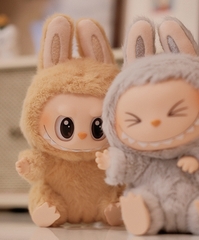 1154 - Gấu Bông Art Toy Labubu BABA Have A Seat - POP MART The Monsters Have A Seat Vinyl Plush Labubu Macaron V2- Code 6941848280091 [HÀNG CHÍNH HÃNG]
