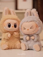 1155 - Gấu Bông Art Toy Labubu HEHE Have A Seat - POP MART The Monsters Have A Seat Vinyl Plush Labubu Macaron V2- Code 6941848280091 [HÀNG CHÍNH HÃNG]