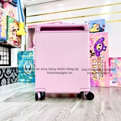 1321 - Vali Fila Embossed Logo - Size Cabin 22 Xách Tay - Hồng Pink Pastel [HÀNG CHÍNH HÃNG]