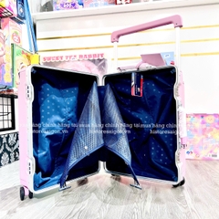 1321 - Vali Fila Embossed Logo - Size Cabin 22 Xách Tay - Hồng Pink Pastel [HÀNG CHÍNH HÃNG]