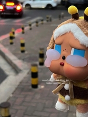 1373 - Crybaby Crying Again Ong Bee I'll Bring You A Flower - Mô Hình Gấu Bông Art Toy POP MART CRYBABY Crying Again Series-Vinyl Face Plush Code 12403190031 [HÀNG CHÍNH HÃNG]