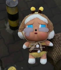 1373 - Crybaby Crying Again Ong Bee I'll Bring You A Flower - Mô Hình Gấu Bông Art Toy POP MART CRYBABY Crying Again Series-Vinyl Face Plush Code 12403190031 [HÀNG CHÍNH HÃNG]