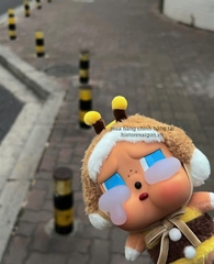 1373 - Crybaby Crying Again Ong Bee I'll Bring You A Flower - Mô Hình Gấu Bông Art Toy POP MART CRYBABY Crying Again Series-Vinyl Face Plush Code 12403190031 [HÀNG CHÍNH HÃNG]