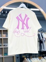 1492 - Áo New Era NY Trắng Kem Chữ Hồng Calligraphy [HÀNG CHÍNH HÃNG]