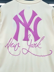 1492 - Áo New Era NY Trắng Kem Chữ Hồng Calligraphy [HÀNG CHÍNH HÃNG]
