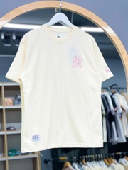 1492 - Áo New Era NY Trắng Kem Chữ Hồng Calligraphy [HÀNG CHÍNH HÃNG]
