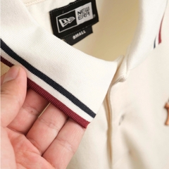 2770 - Áo Polo New Era NY Trắng Kem Cổ Đen Đỏ [HÀNG CHÍNH HÃNG]