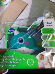 đồ chơi cá voi bơi dưới nước