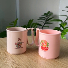Ca / Ly Uống Nước Nhựa Cứng 280ml Có Quai - Hình Linh Vật - Tupmalay