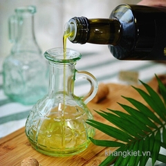 Rót dầu oliu vào bình rót gia vị thủy tinh C.H Olivia 220ml nút bần họa tiết dập nổi phong cách vintage