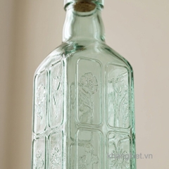 Cận cảnh thân chai thủy tinh vuông nút bần C.H Fiori 500ml với họa tiết hoa dập nổi tinh tế trên nền thủy tinh xanh nhạt
