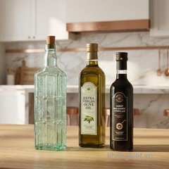 Chai thủy tinh vuông nút bần C.H Fiori 500ml đặt cạnh chai dầu oliu và giấm balsamic trong không gian bếp hiện đại