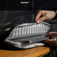 tui-xach-chong-soc-tomtoc-usa-360-premium-macbook-15-16-h13-e02g