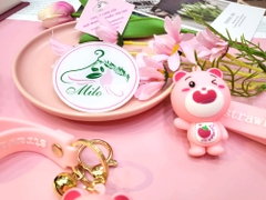 Móc khóa gấu dâu Lotso hồng kèm dây đeo chữ Strawberry