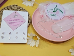 Set bộ trang sức gồm 4 đôi bông tai và 01 dây chuyền