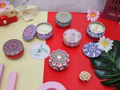 Nến thơm hoa khô thiên nhiên (lọ tròn hoa văn)