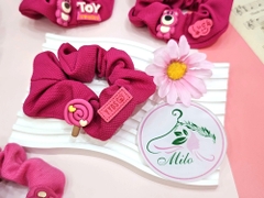 Cột tóc crunchies kèm charm gấu dâu Lotso