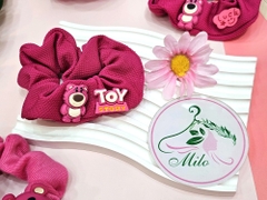 Cột tóc crunchies kèm charm gấu dâu Lotso