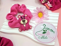Cột tóc crunchies kèm charm gấu dâu Lotso