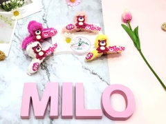 Kẹp tóc lông gấu dâu Lotso + charm chữ Bye