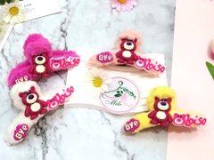 Kẹp tóc lông gấu dâu Lotso + charm chữ Bye