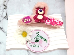 Kẹp tóc lông gấu dâu Lotso + charm chữ Bye
