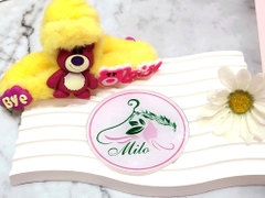 Kẹp tóc lông gấu dâu Lotso + charm chữ Bye