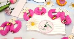 Dây cột tóc lông mịn charm gấu dâu Lotso (hồng)