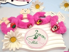 Dây cột tóc lông mịn charm gấu dâu Lotso (hồng)
