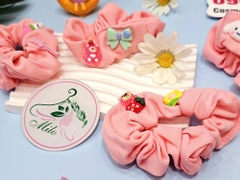 Cột tóc scrunchies đính charm sticker cute (mẫu 1)
