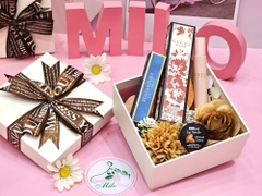 Hộp quà size 3 có hoa nến (14cm x 14cm x 7cm) - mẫu 2
