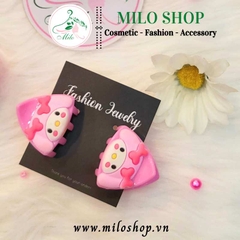 Kẹp tóc mái hình tam giác charm gấu dâu + charm bé gái (set 2 cái)