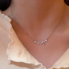 Dây chuyền mặt viền hoa
