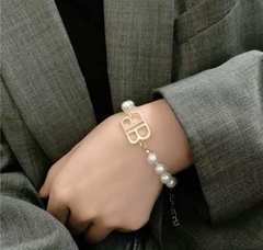 Vòng tay ngọc trai họa tiết chữ B sang trọng