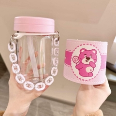 Bình nước thủy tinh gấu dâu Lotso kèm quai xách - 400ml