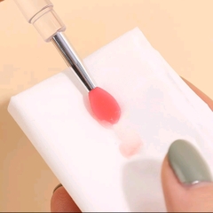 Cọ trang điểm môi, mắt đa năng có nắp đậy chống bụi (trắng)