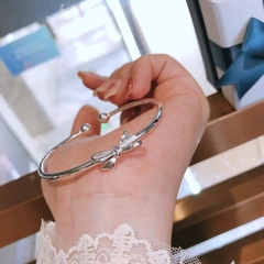 Vòng tay đính charm nơ