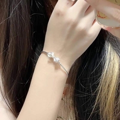 Vòng tay đính charm nơ