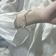Vòng tay đính charm nơ và chuông