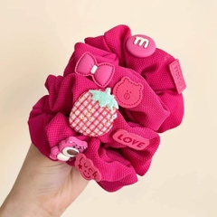 Cột tóc crunchies kèm charm gấu dâu Lotso