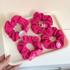 Cột tóc crunchies kèm charm gấu dâu Lotso