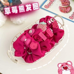 Cột tóc crunchies kèm charm gấu dâu Lotso