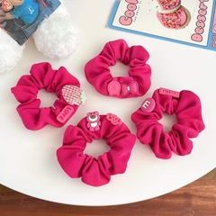 Cột tóc crunchies kèm charm gấu dâu Lotso