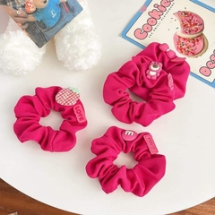 Cột tóc crunchies kèm charm gấu dâu Lotso