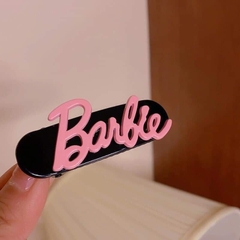 Kẹp tóc đính charm chữ Barbie cute