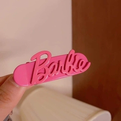 Kẹp tóc đính charm chữ Barbie cute