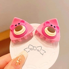 Kẹp tóc mái hình tam giác charm gấu dâu + charm bé gái (set 2 cái)
