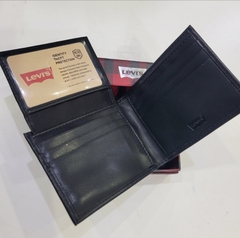 Ví Levi's đen trơn logo bạc Levi's