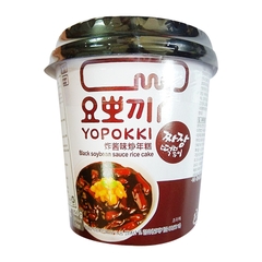 Bánh gạo Yopokki sốt tương đen, cốc (120g)